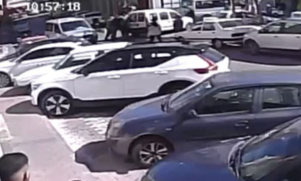 İzmir'deki yol verme kavgası kamerada!